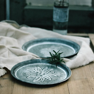 round-embossed-galvanized-iron-tray-metal-serving-plate-kitchen-tableware-natural-home-decor