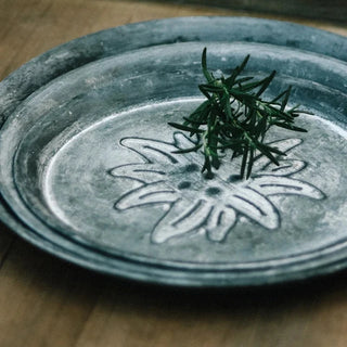 round-embossed-galvanized-iron-tray-metal-serving-plate-kitchen-tableware-natural-home-decor